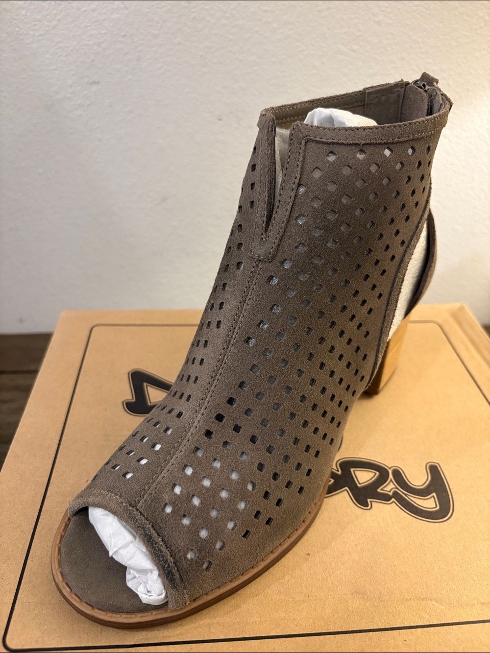 NIB [Dirty Laundry] Tessa Perforated Suede Peep-Toe Low Block Heel Women’s 9.5 - Picture 6 of 12